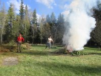 IMG 3371  Alle grene blev brændt og efterlod en hel trillebør aske