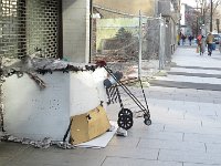 2017-02-18 10-38-36 IMG 2421  Her bor en af de husvilde, som er en del af bybilledet. Andre sov på ristende, hvor der strømmer varm luft op