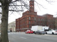 2017-02-17 11-09-24 IMG 2372  Den flotte gamle bygning var under renovering. Den grå betonbygning bag ved er holocaustmuseet. Bemærk den røde taxa med den grå bemaling: det er standard