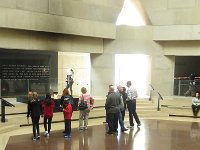 2017-02-17 13-48-39 IMG 2395  United States Holocaust Memorial Museum: Hall of Remembrance med en evig flamme og langs væggene brændende fyrfadlys.