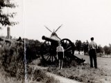 Familiealbum Sdb046 4  1948 ? På Dybbøl. HH med ryggen til.