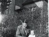 Familiealbum Sdb004 2  1942 En ivrig hjælper ved maskinen først i juli 1942